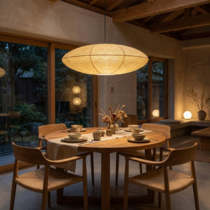 Suspension Wabi Sabi au-dessus d'une table à manger japonaise