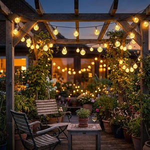 Guirlande lumineuse solaire sous pergola de terrasse extérieure en soirée