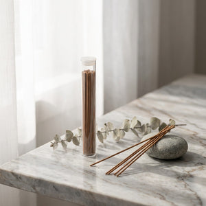 Bâtons d'encens sur surface en marbre avec eucalyptus