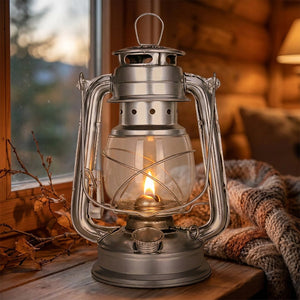 Lampe à pétrole argentée posée sur un rebord de fenêtre dans un chalet chaleureux