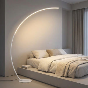 Lampadaire LED arc blanc dans une chambre moderne éclairage doux lecture au-dessus du lit