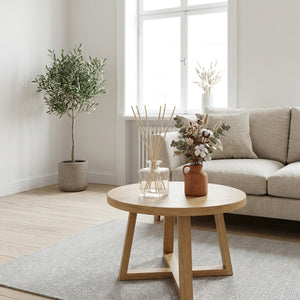 Diffuseur parfum bâtonnets rotin salon scandinave table bois chêne vase fleurs séchées