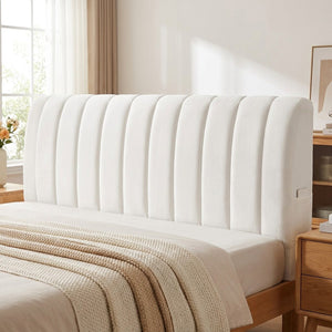 Housse de tête de lit blanche dans une chambre scandinave lumineuse avec plaid en maille