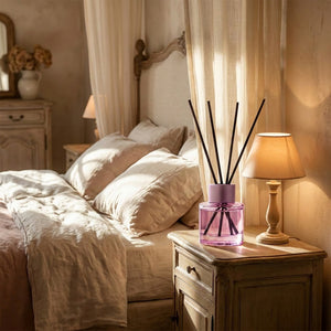 Diffuseur parfum rotin table de chevet chambre lumière dorée