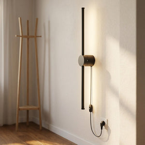 Applique murale barre rotative noire dans une entrée lumineuse avec portemanteau en bois