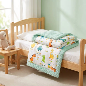 Couette bébé motif dinosaures pliée dans une chambre enfant lumineuse
