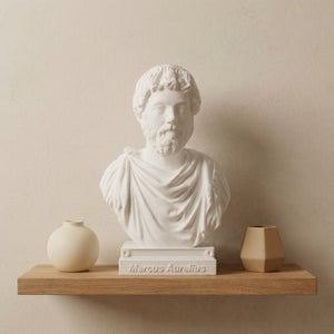 Buste de Marc Aurèle sur une étagère flottante en bois naturel avec deux petits vases en céramique