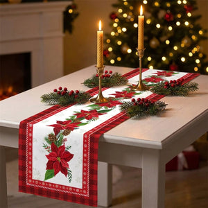 Chemin de table posé en diagonale sur une table avec chandeliers dorés, cheminée et sapin de Noël en arrière-plan