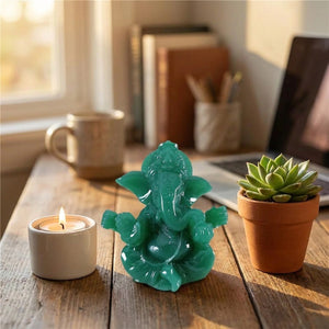 Petite statue Ganesha sur bureau bois lumière chaleureuse