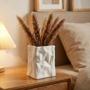 Vase froissé nordique blanc avec pampa doré sur table de chevet chambre atmosphère chaleureuse