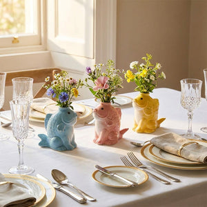 Collection vases céramique poisson en différentes couleurs sur table repas