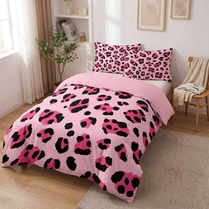 Parure de lit léopard rose dans une chambre lumineuse avec chaise en bois
