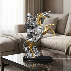 Statue Napoléon à cheval sur une table en marbre noir dans un salon contemporain