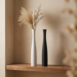 Vases soliflores blanc et noir en céramique sur étagère bois avec pampas