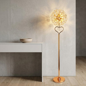 Lampadaire en cristal doré allumé dans une entrée moderne minimaliste