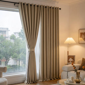 Rideau occultant beige noué par une embrasse dans un salon cocooning