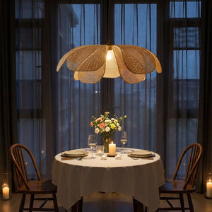 Suspension rotin au-dessus table dîner romantique bougies
