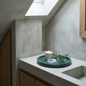 Plateau marbre vert avec bougie dans salle de bain