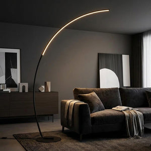 Lampadaire LED arc noir dans un salon contemporain aux tons sombres éclairage ambiant