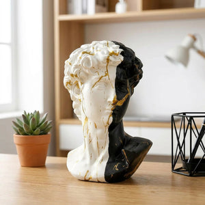 Buste du David bicolore sur bureau en bois avec succulente et porte-stylos