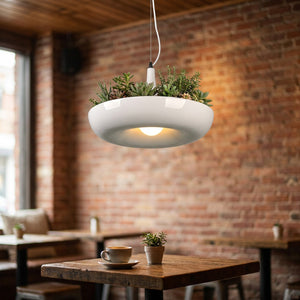 Suspension jardinière blanche avec plantes dans un café design