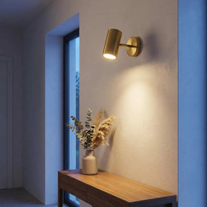Applique murale LED dorée dans un couloir ambiance chaleureuse
