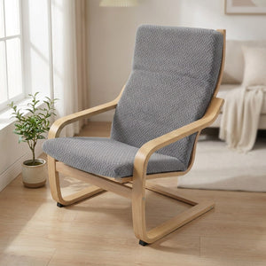 Housse de fauteuil grise à motif jacquard sur un fauteuil à accoudoirs en bois