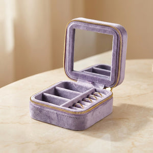 Boîte à bijoux de voyage en velours lilas ouverte avec miroir intérieur
