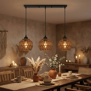 Lustre linéaire trois lampes en corde de chanvre brun foncé au-dessus d'une table rustique