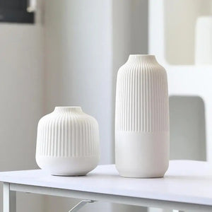 Vases céramique blanc strié style bohème dans salon contemporain