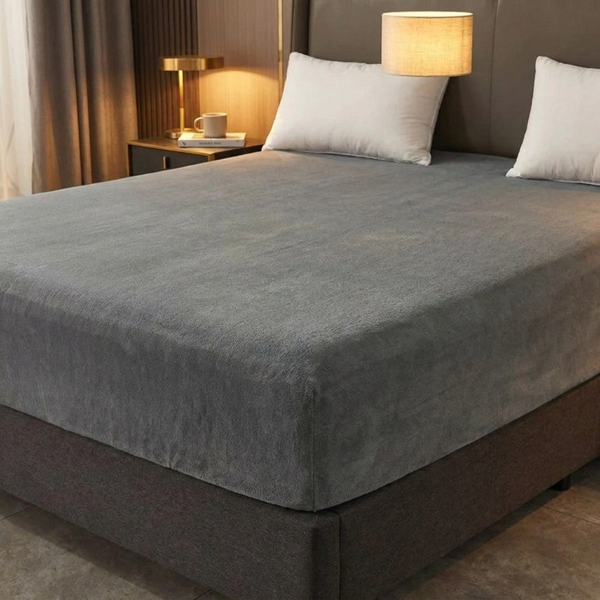 Drap-housse flanelle gris foncé dans une chambre moderne avec table de chevet