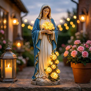 Statue Vierge Marie avec lumières LED dans un patio de jardin au crépuscule entourée de roses roses