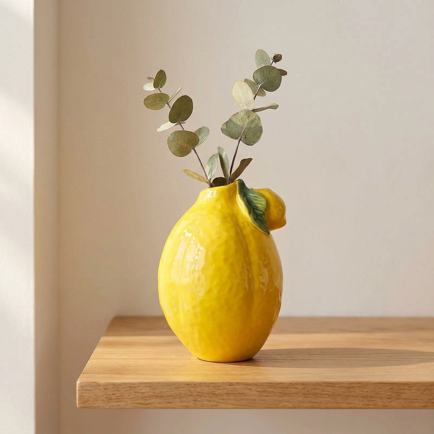 Vase citron jaune céramique posé sur étagère en bois naturel