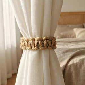 Embrasse en jute naturelle retenant un rideau dans une chambre boheme