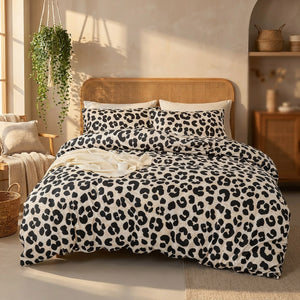 Parure de lit léopard beige sur un lit dans une chambre bohème avec tête de lit en rotin