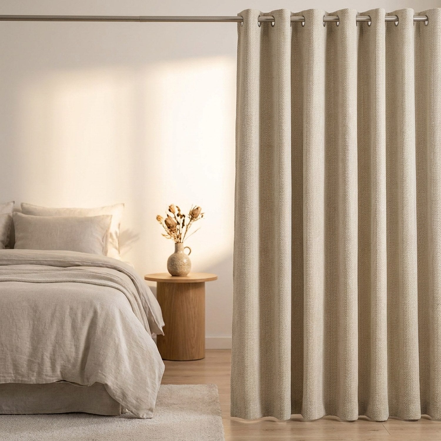 Rideau chenille beige à chevrons dans une chambre épurée avec table de chevet