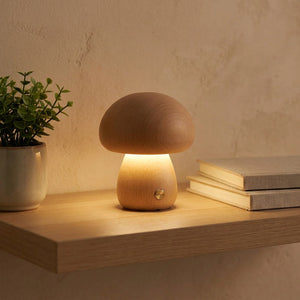 Veilleuse champignon en bois allumée sur une étagère près d'une plante verte