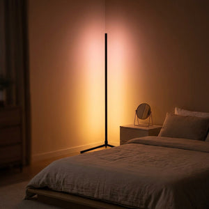 Lampadaire d'angle avec lumière chaude rosée dans une chambre cocooning le soir