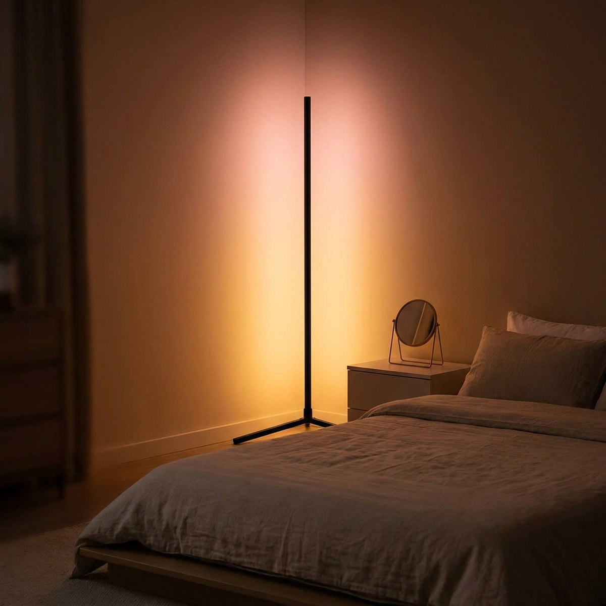 Lampadaire d'angle avec lumière chaude rosée dans une chambre cocooning le soir
