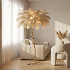 Lampadaire plume d'autruche beige allumé dans un salon lumineux et épuré