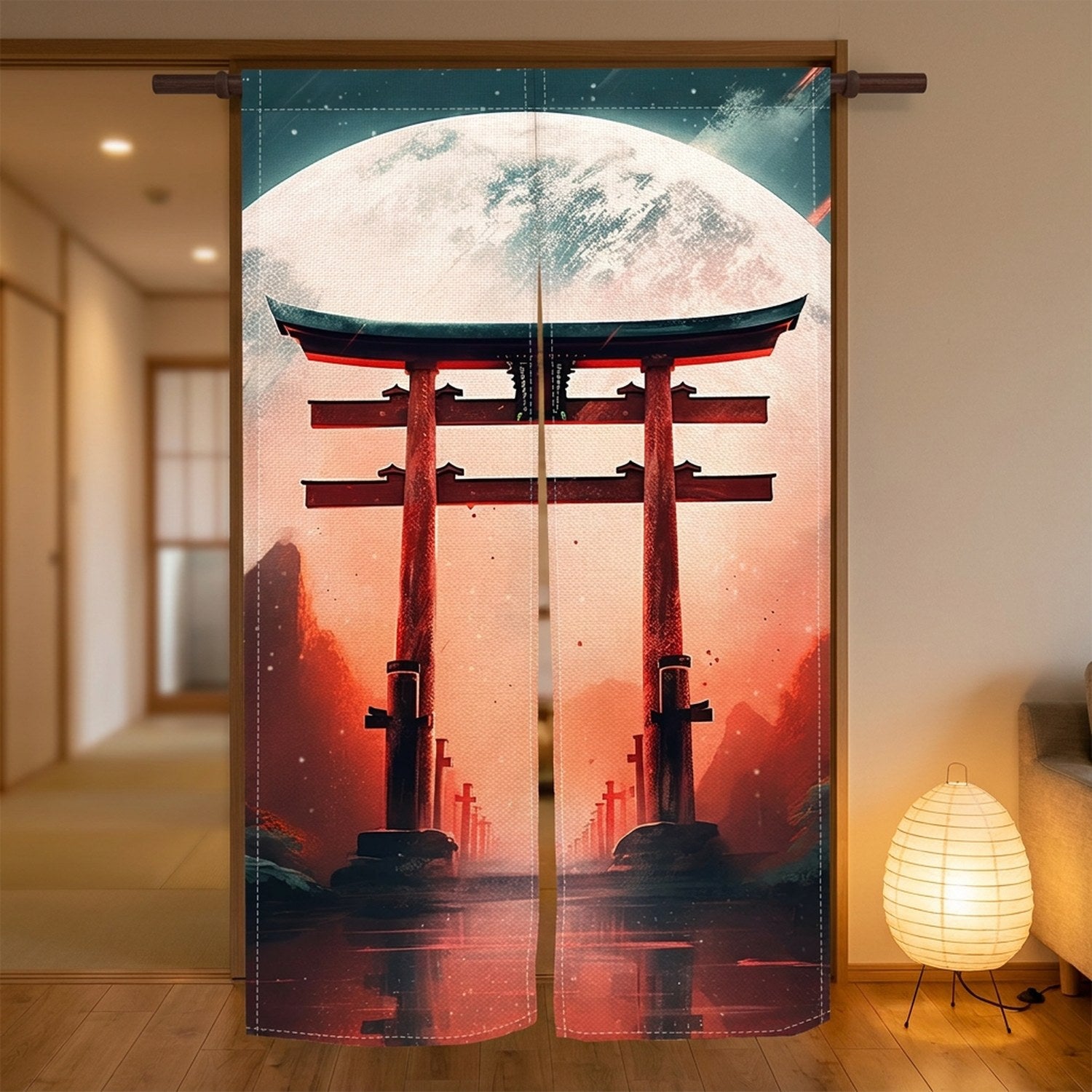 Rideau de porte noren torii et lune installé entre un salon et un couloir chaleureux