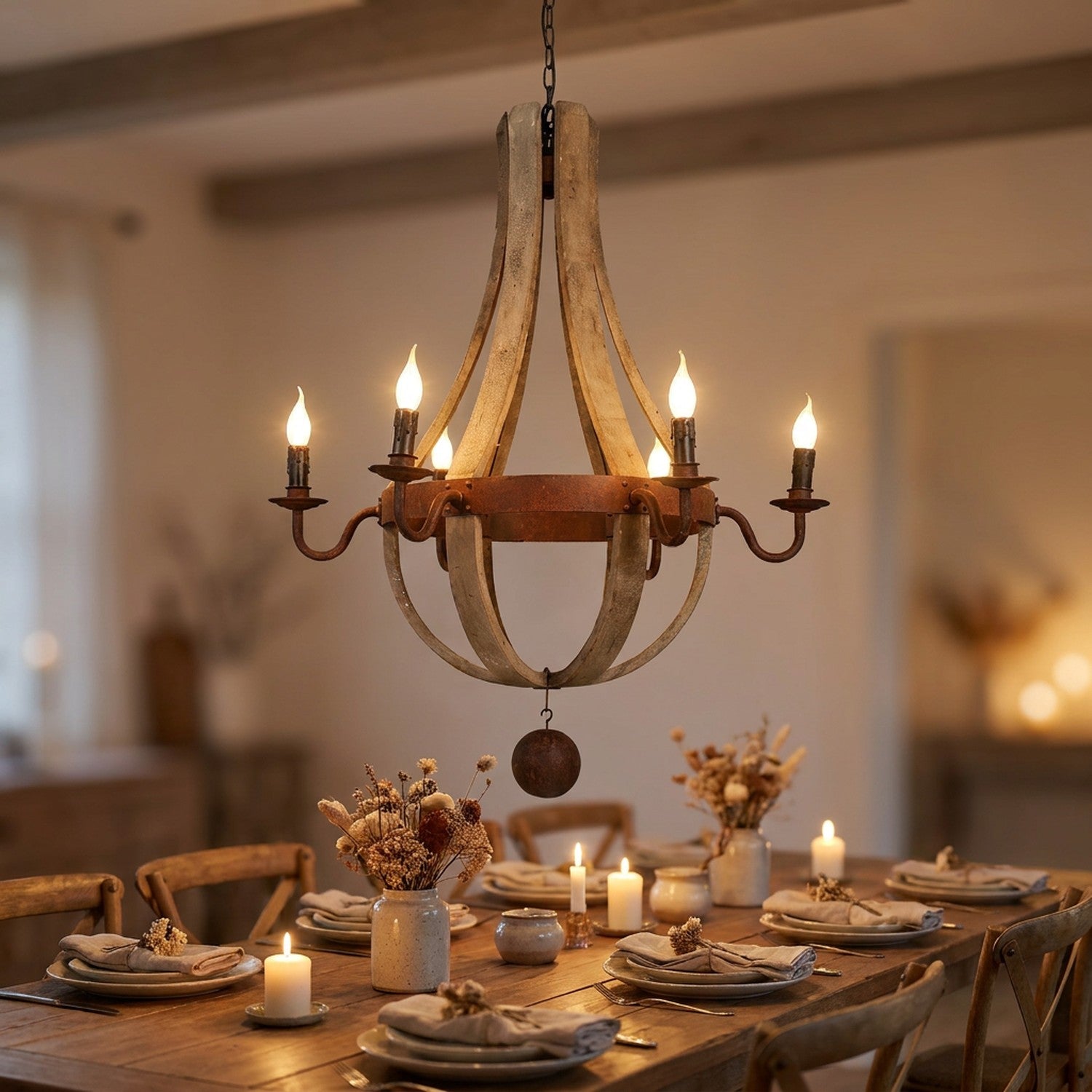 Lustre tonneau en bois suspendu au-dessus d'une table de salle à manger rustique aux bougies