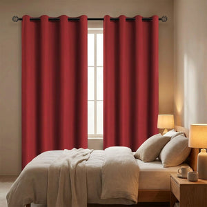 Rideau occultant rouge à œillets dans une chambre à coucher chaleureuse