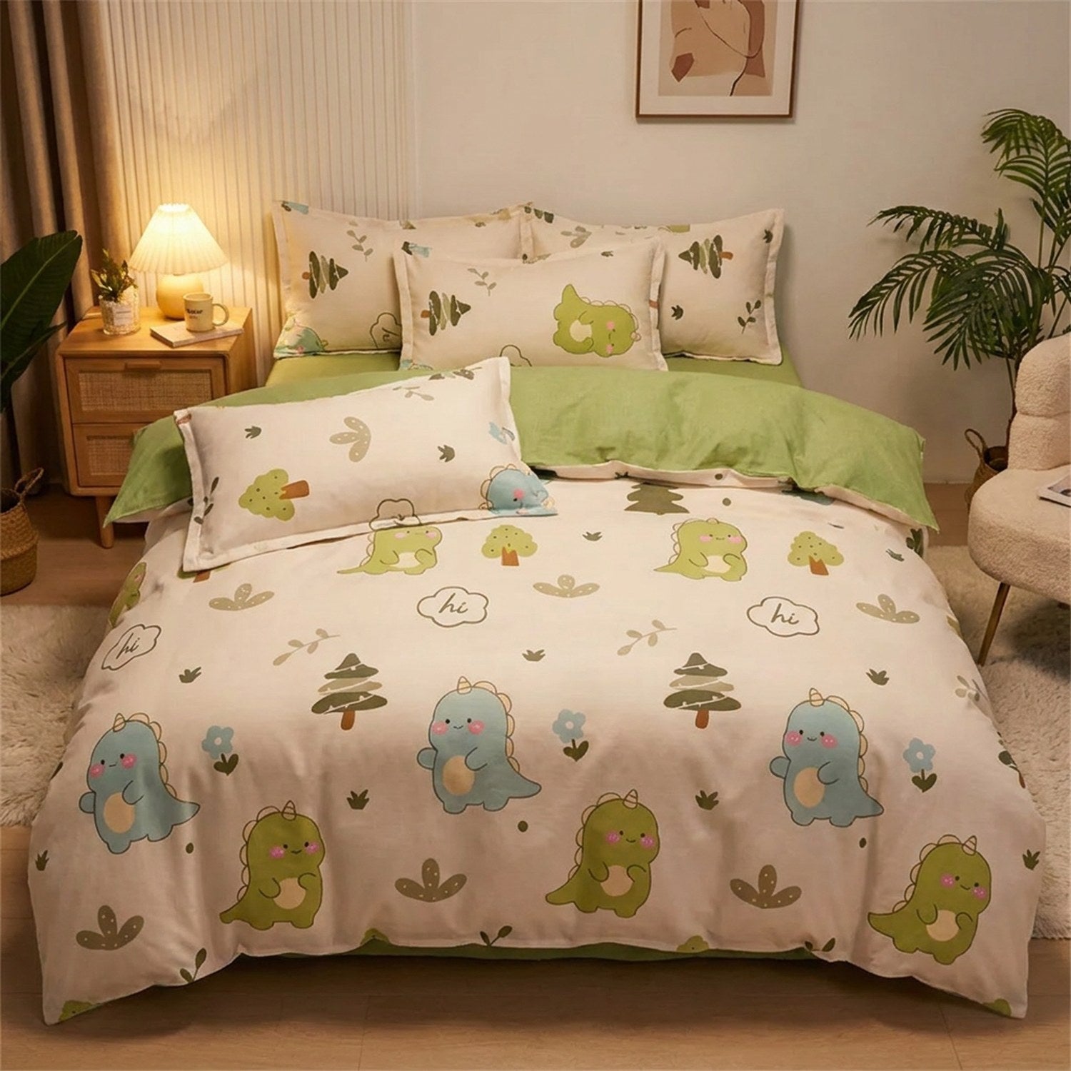 Parure de lit dinosaure dans une chambre moderne avec table de chevet et lampe allumée