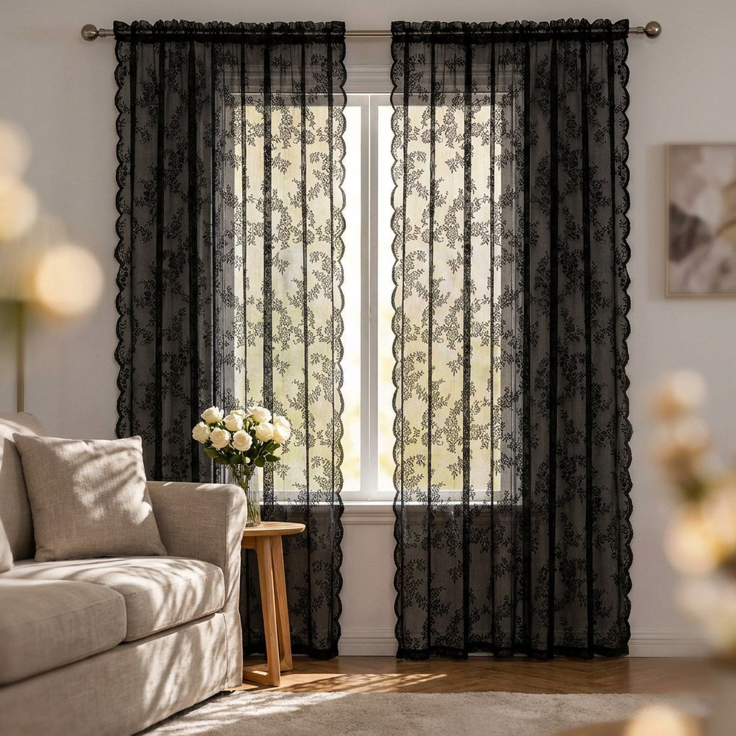 Deux panneaux de rideau en dentelle noire à motif floral dans un salon lumineux
