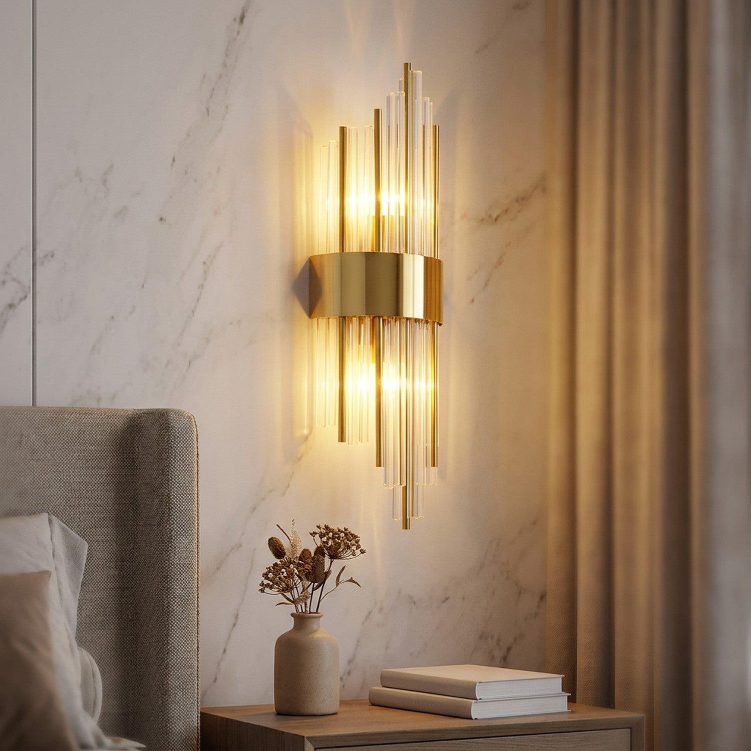 Applique murale dorée en cristal allumée au-dessus d'une table de chevet dans une chambre