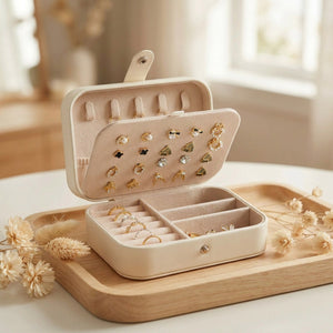 Boîte à bijoux ouverte révélant les rangements pour bagues et boucles d'oreilles