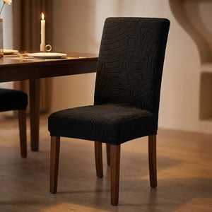 Housse de chaise noire à motif jacquard feuillage dans une salle à manger élégante