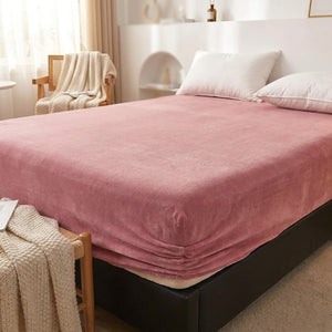 Drap-housse flanelle rose dans une chambre lumineuse avec chaise en bois