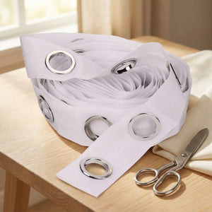 Rouleau de ruban à œillets blanc prêt à poser sur une table avec une paire de ciseaux